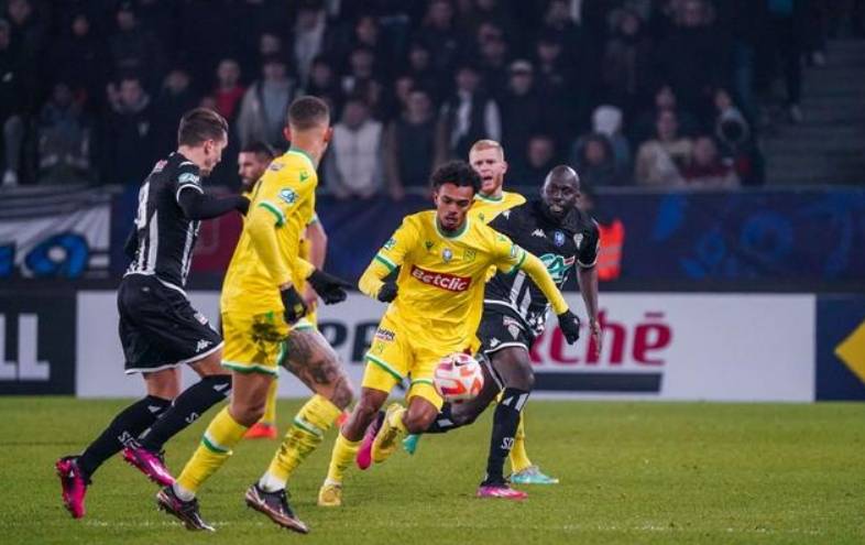 一竞技-关于举重公开赛焦点战：徽州天狼队翻盘海滨白虎队，外线火力全开。经验成为胜负手的信息