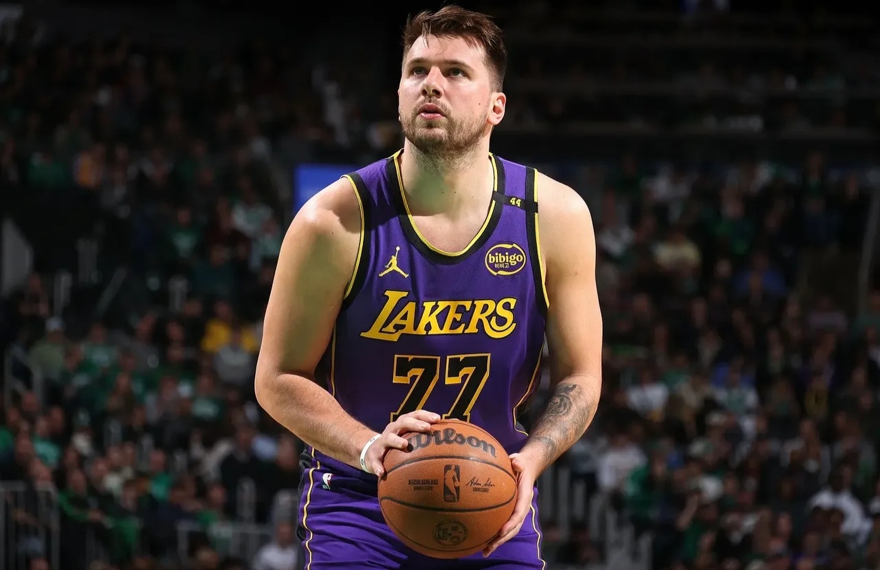 1JJ-东契奇回归赛场，突破纪录首场状态亮眼，美国队观众沸腾！的简单介绍