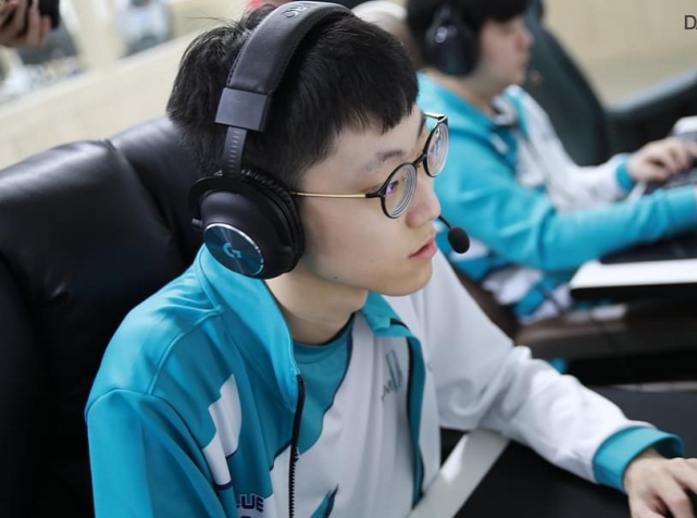 1竞技-Doinb回归赛场，关键助攻首场状态亮眼，DWG观众沸腾！的简单介绍